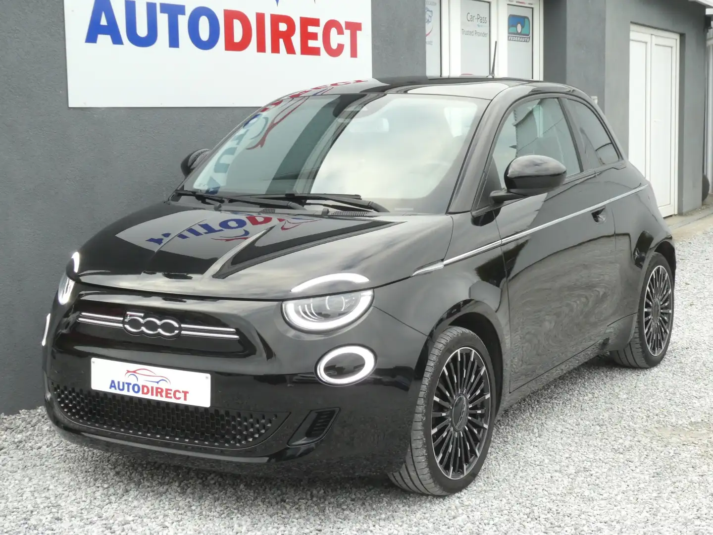 Fiat 500e 42 kWh Icon Pano, Navi, Camera, Carplay, Airco Schwarz - 1