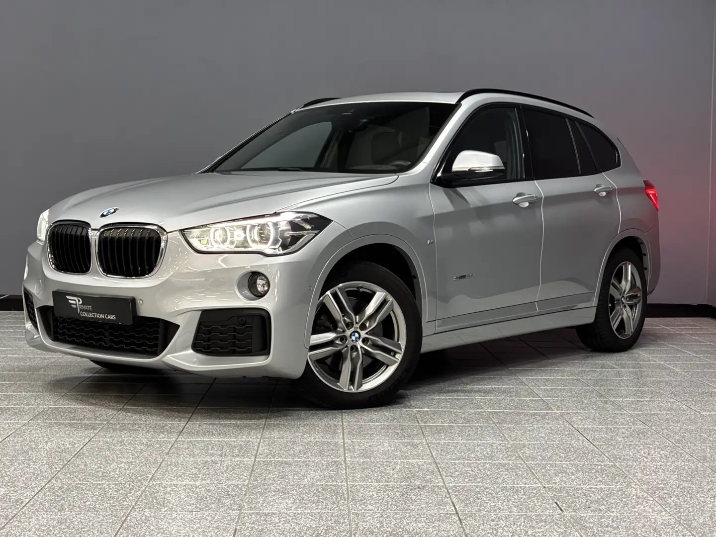 BMW X1 sDrive20i Corporate Lease High Executive Camera|Tr Grijs - 1