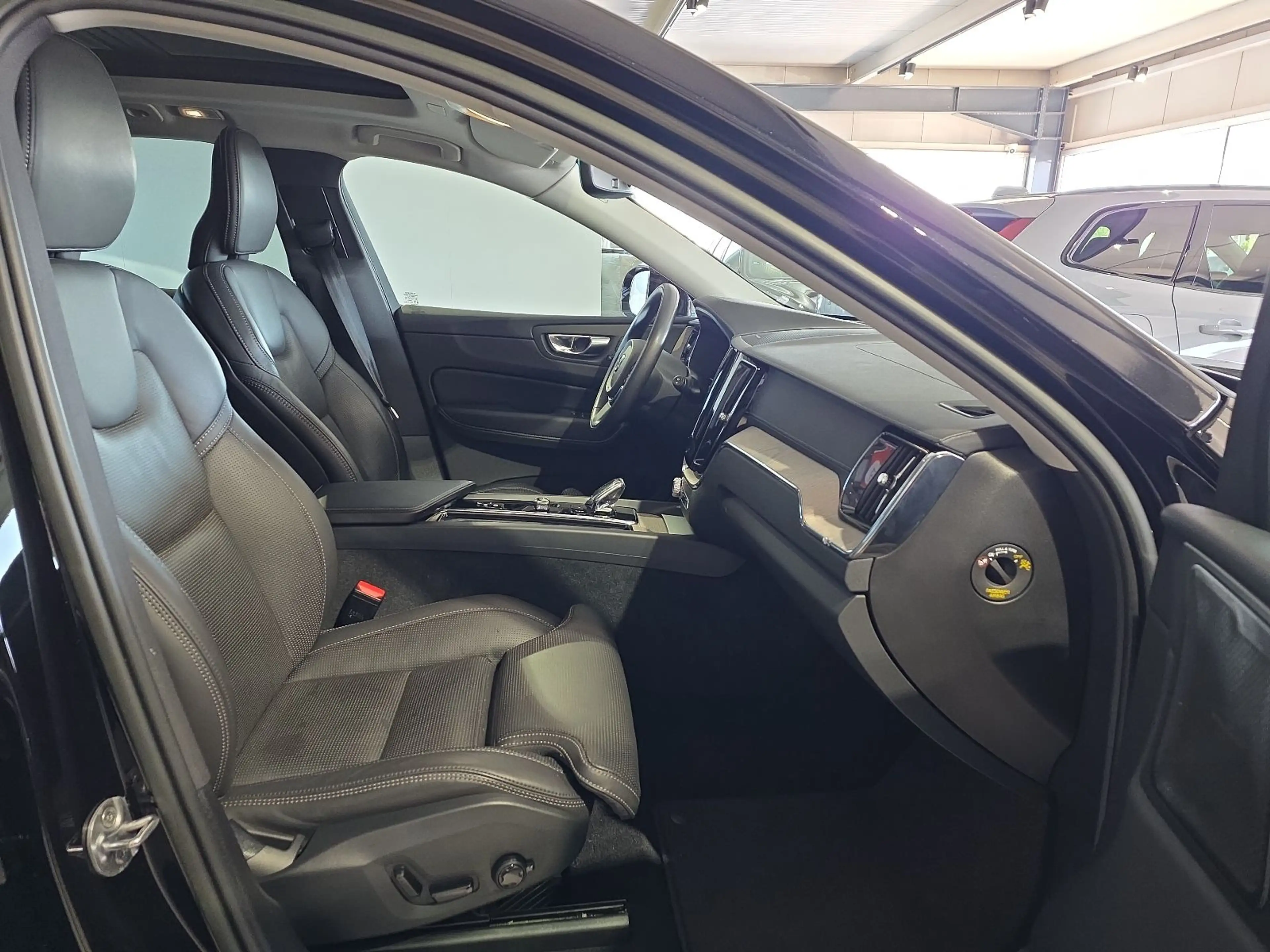 Volvo XC60 B5 Inscription ACC AHK Sitzbelüftung 360° — photo 11