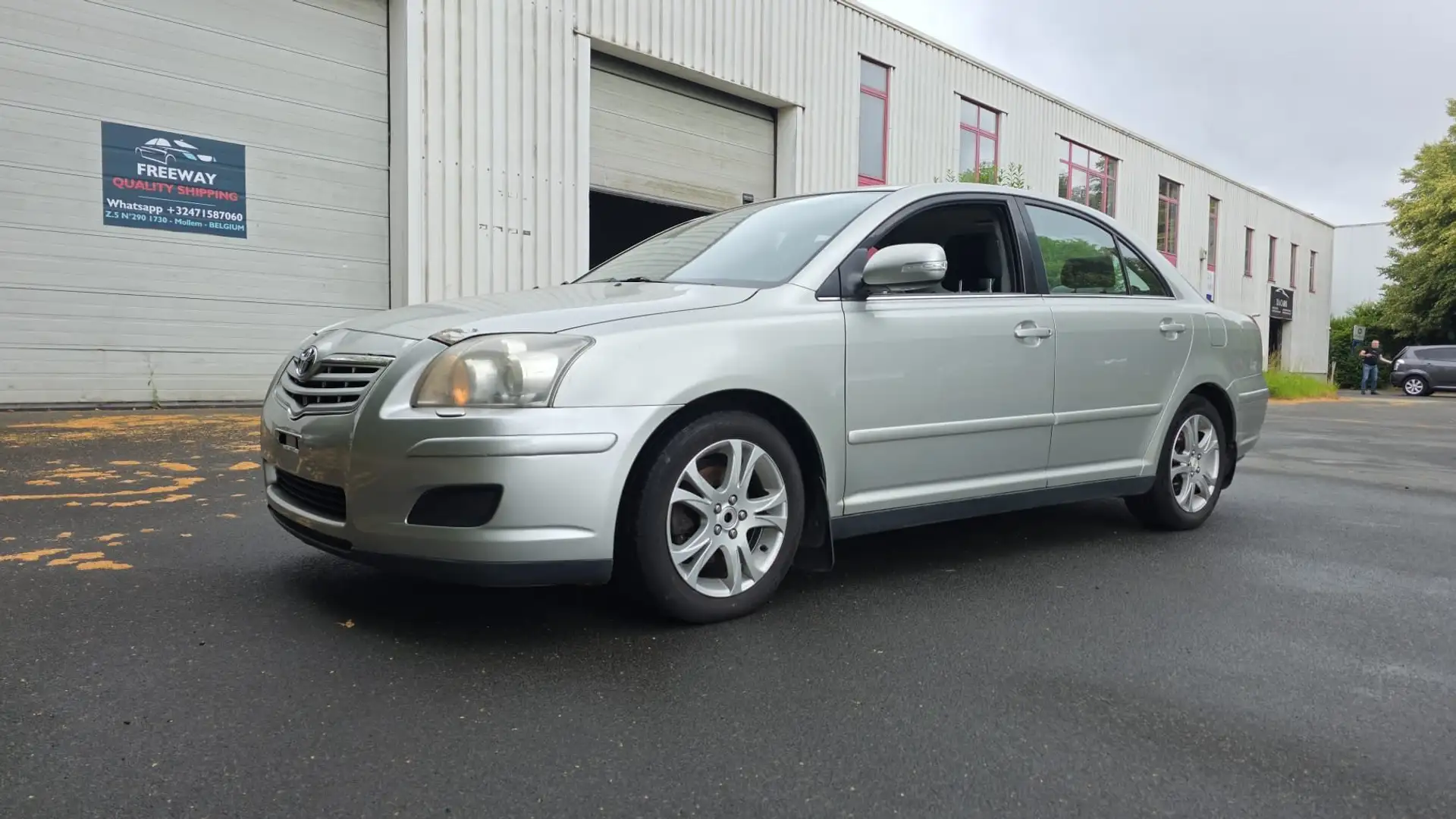 Toyota Avensis Avensis 1.8i VVT-i 16v Linea Terra Grijs - 2