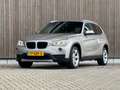 BMW X1 XDrive20i Upgrade Edition *AUTOMAAT* Grijs - thumbnail 2