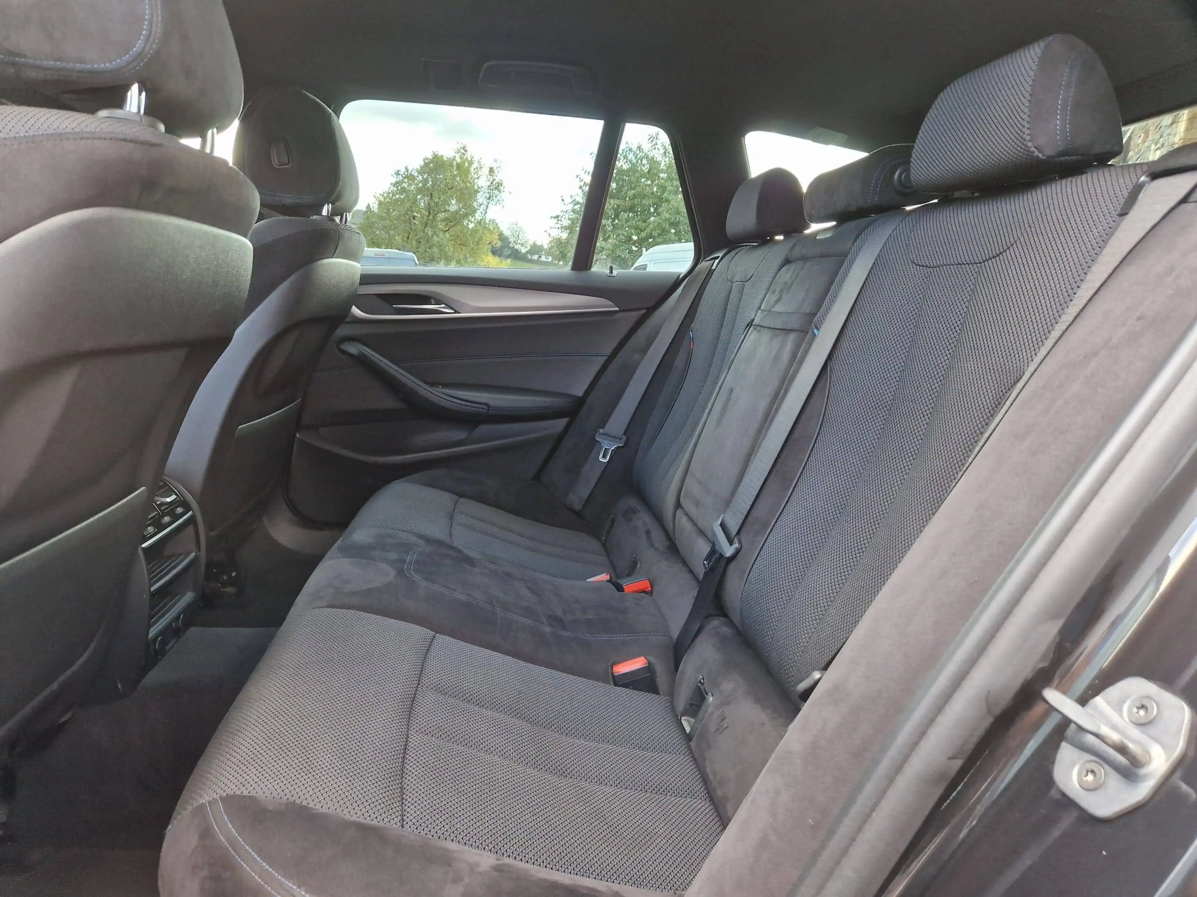 BMW 520 Touring 520iA M-Sport — photo 10