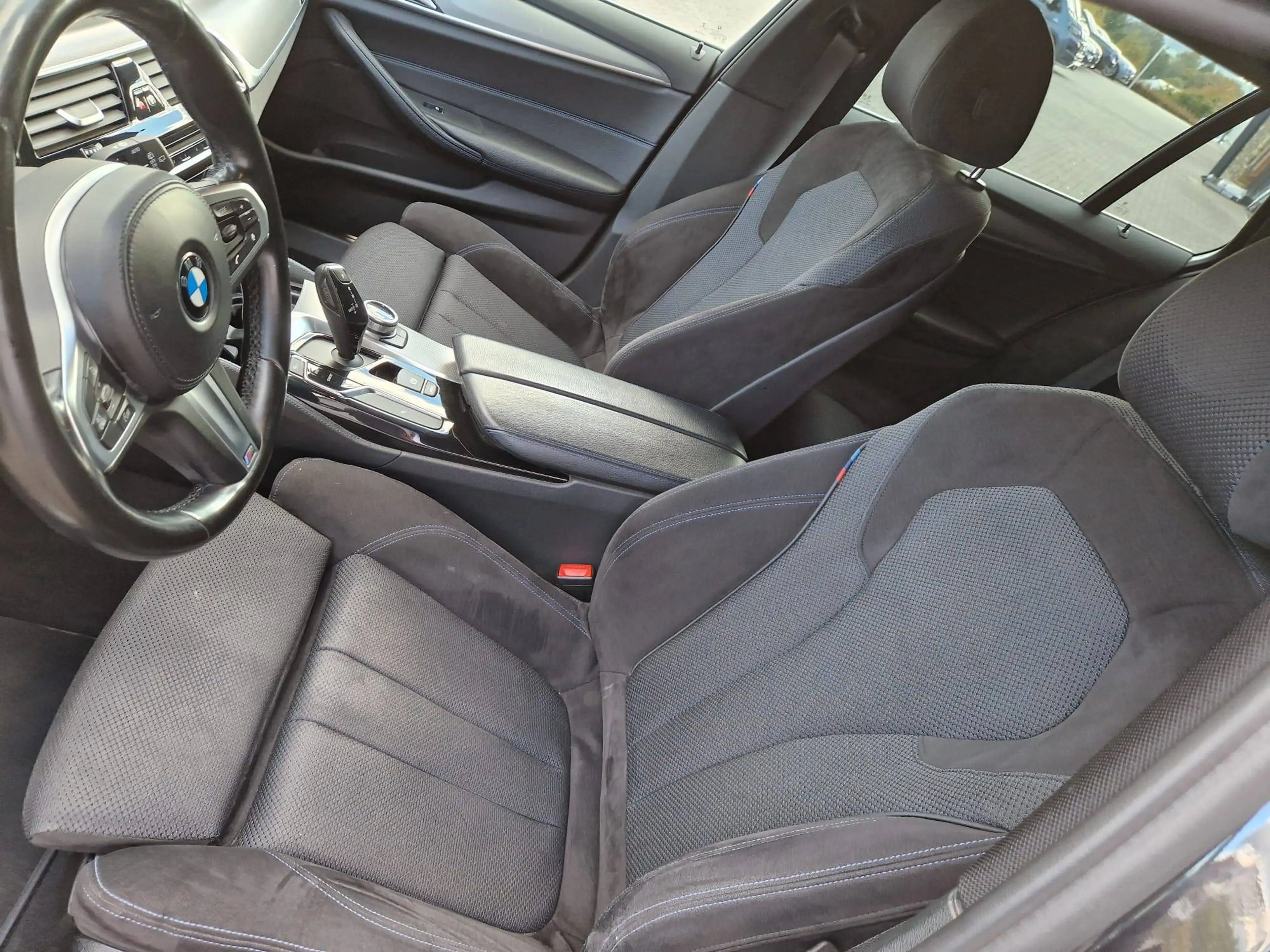 BMW 520 Touring 520iA M-Sport — photo 9