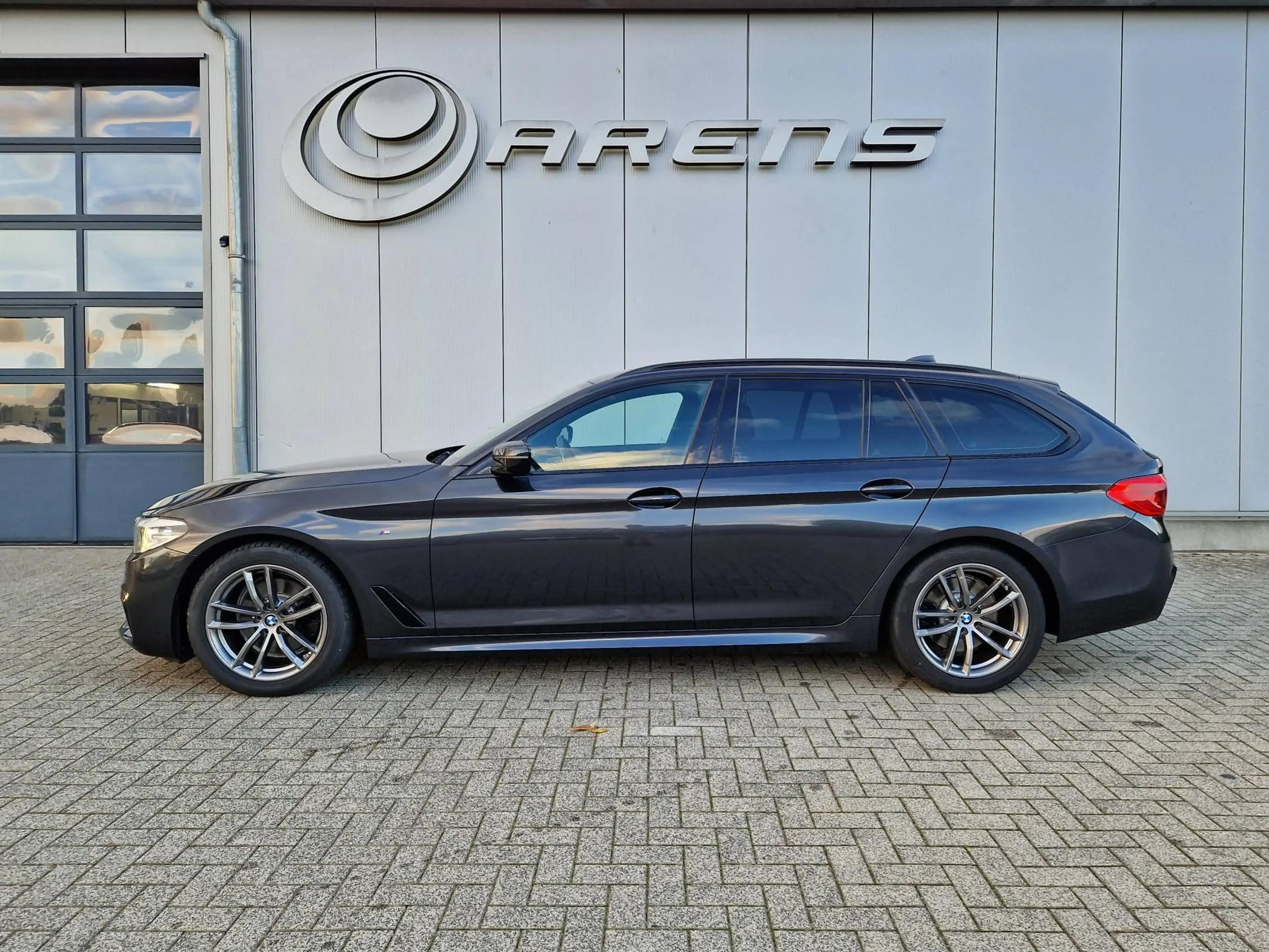 BMW 520 Touring 520iA M-Sport — photo 2