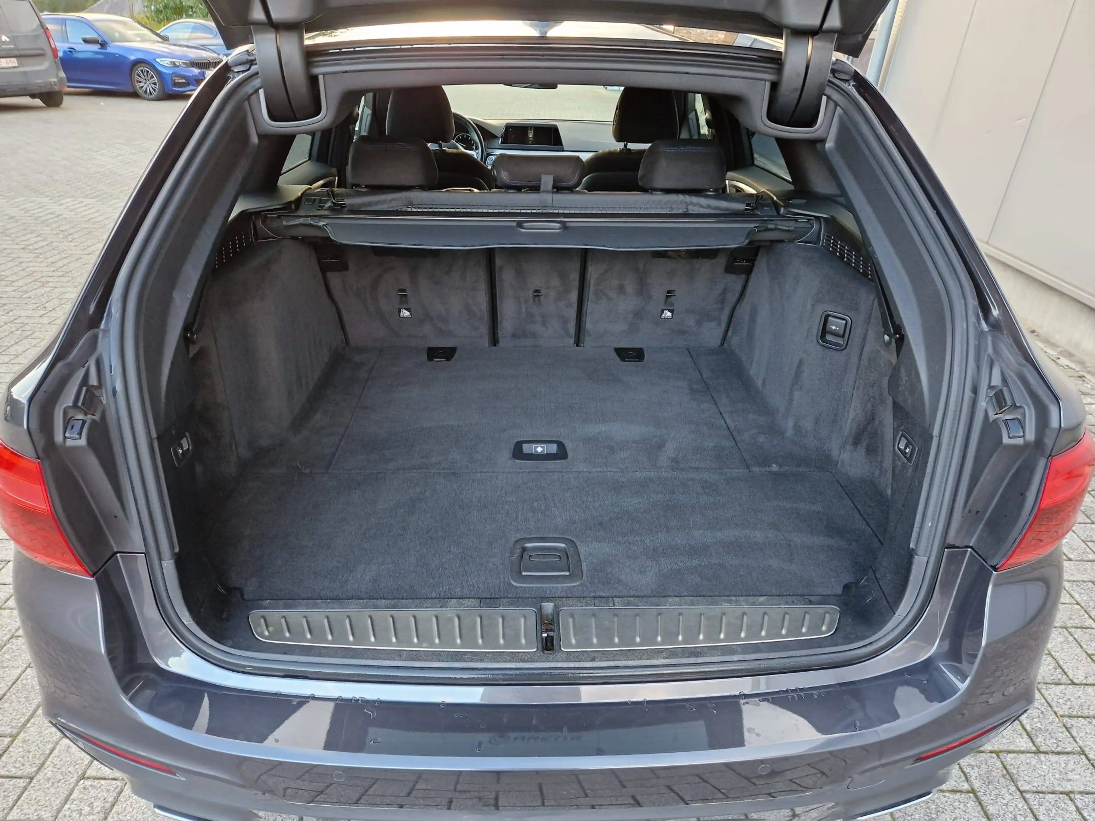 BMW 520 Touring 520iA M-Sport — photo 11