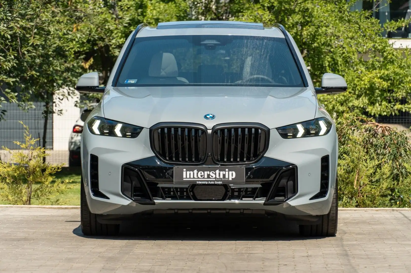 BMW X5 50e M SPORT.PANO.DR.ASS.360.LUFTF.H/K.AHK.22" Grau - 2