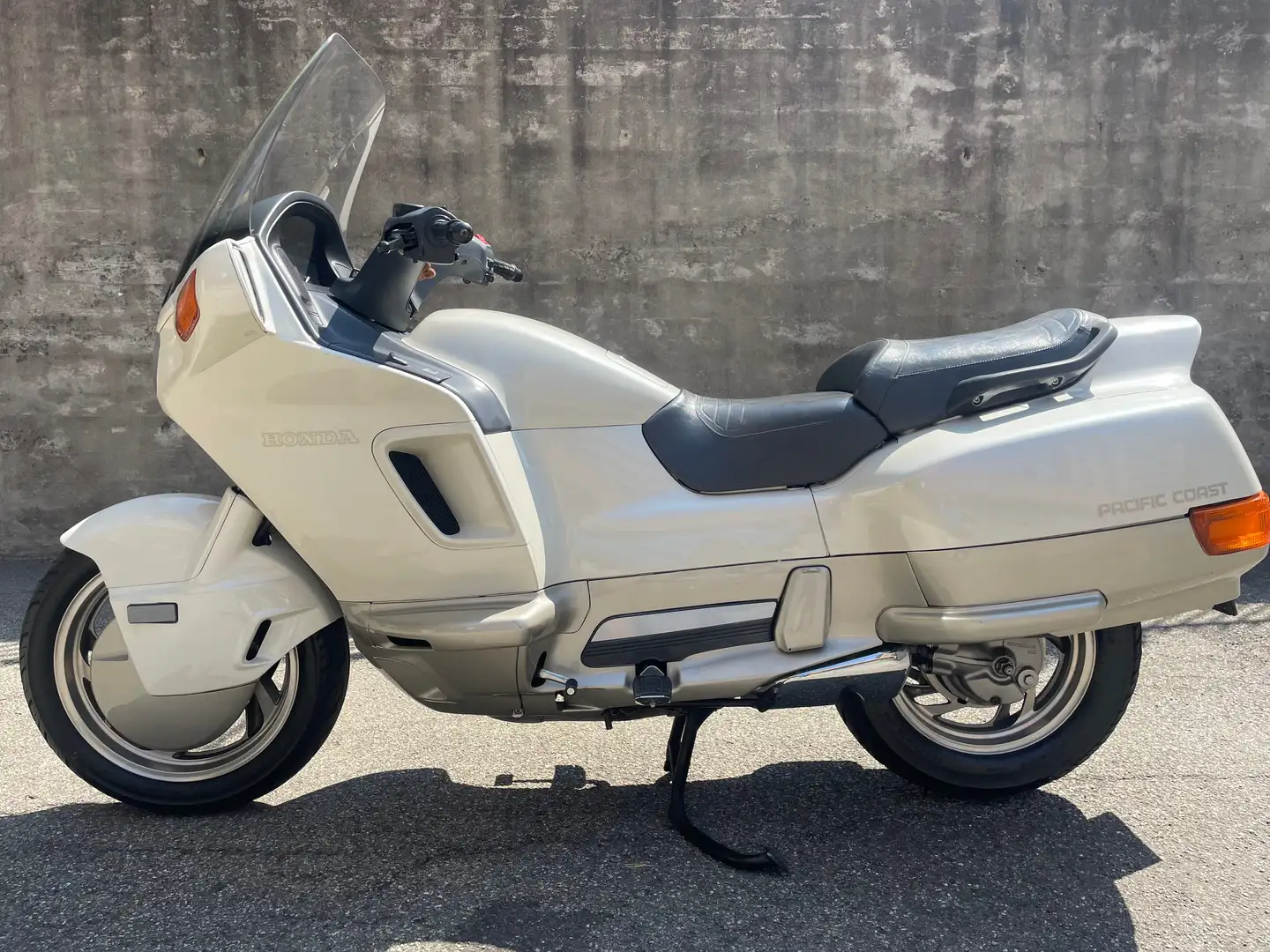 Honda Pacific Coast 800 Beige - 1