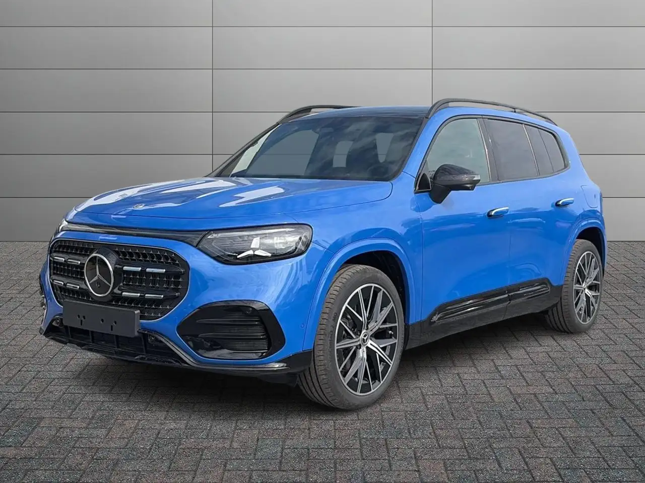 Mercedes-Benz GLB 220 4MATIC — photo 1 of 12