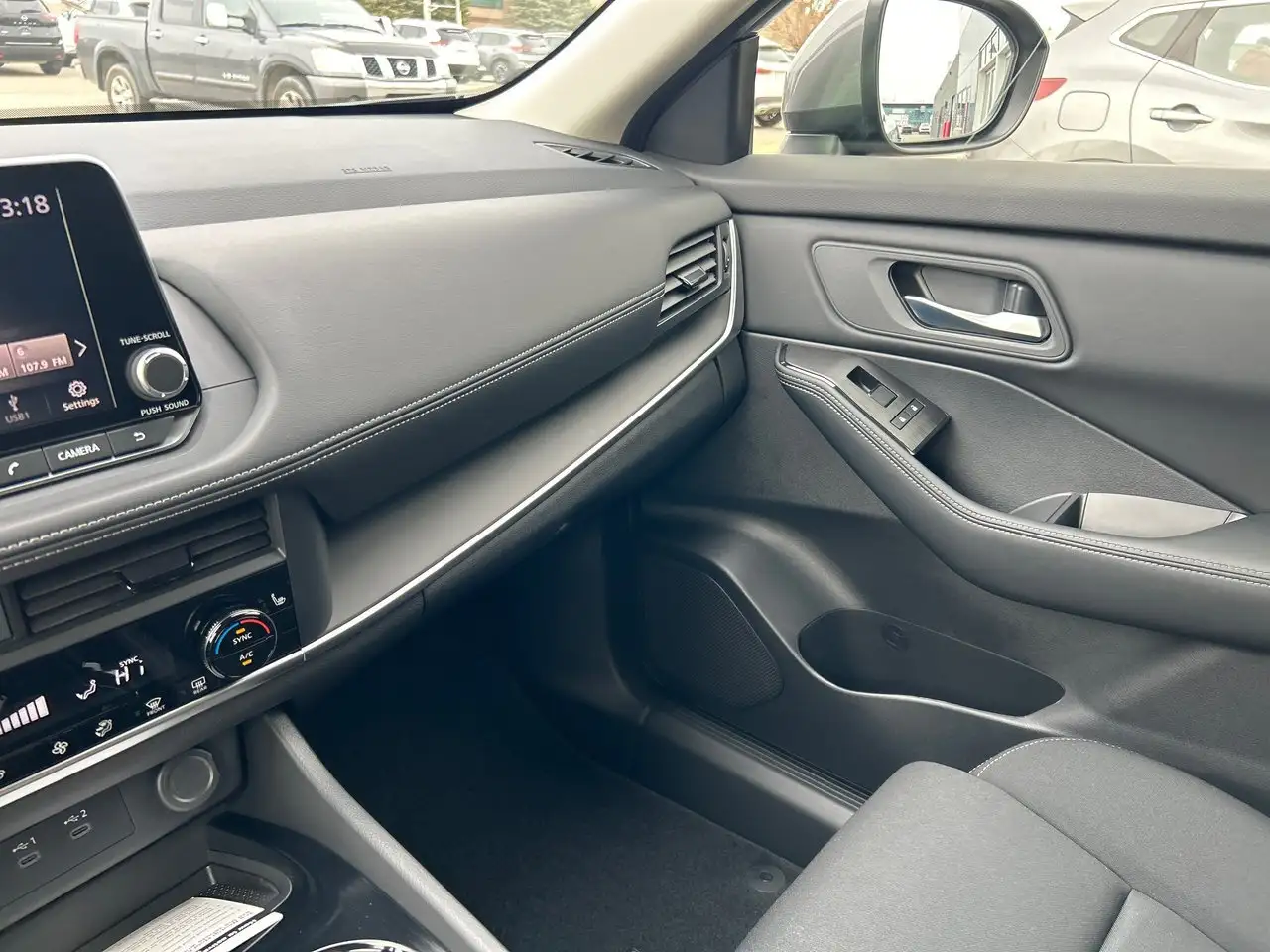 Nissan Rogue снимка Nissan Rogue