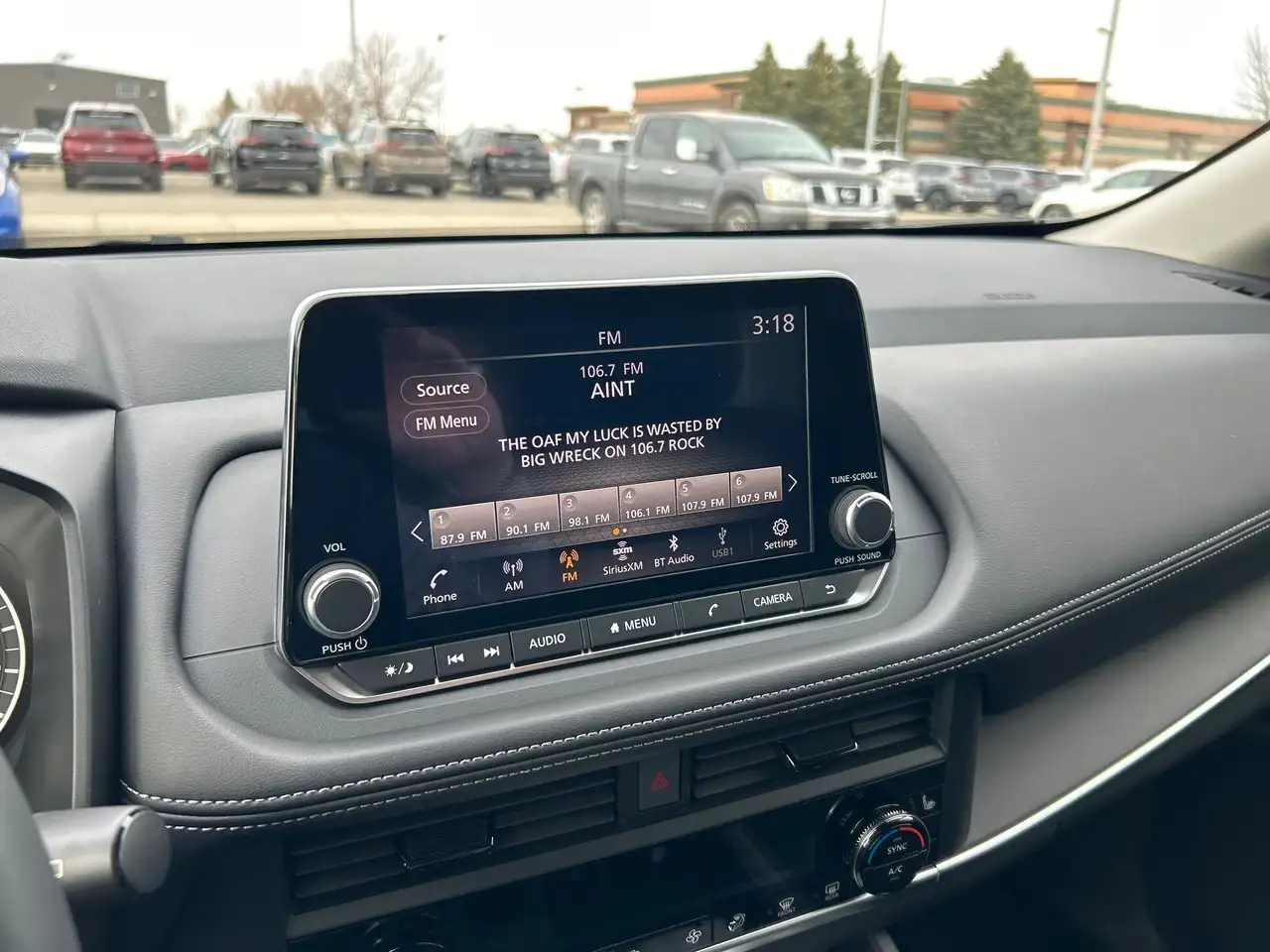 Nissan Rogue снимка Nissan Rogue