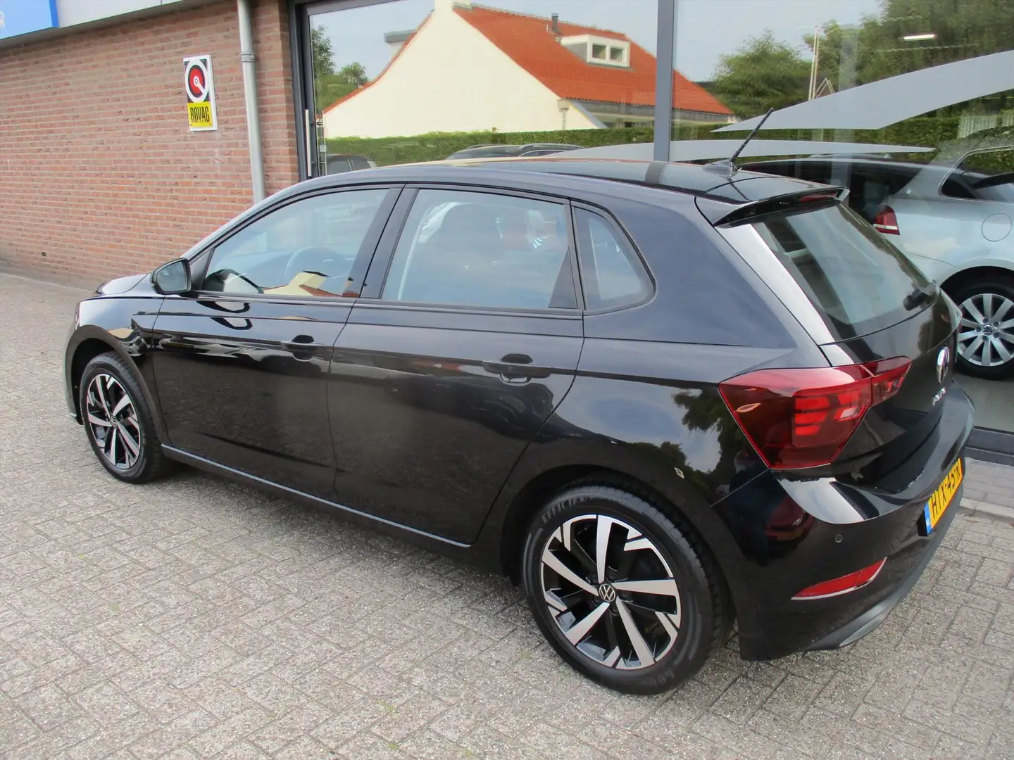 Volkswagen Polo 1.0 TSI 95pk DSG-7 Life Business Zwart - 2