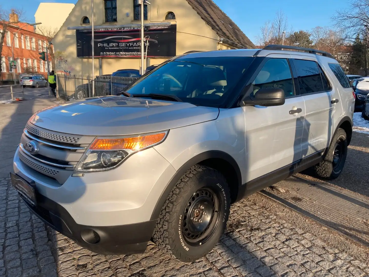 Ford Explorer EXPLORER 3,5 BENZIN/LPG-GAS*7-SITZE*AHK*KLIMA* Stříbrná - 1