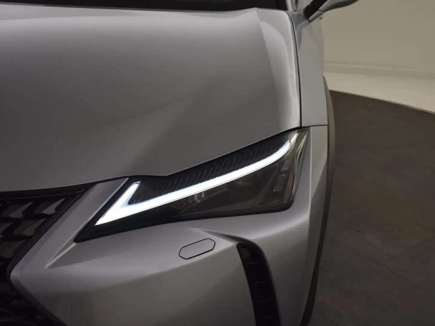 Lexus UX 300h DEMO Business Line Zilver - 2