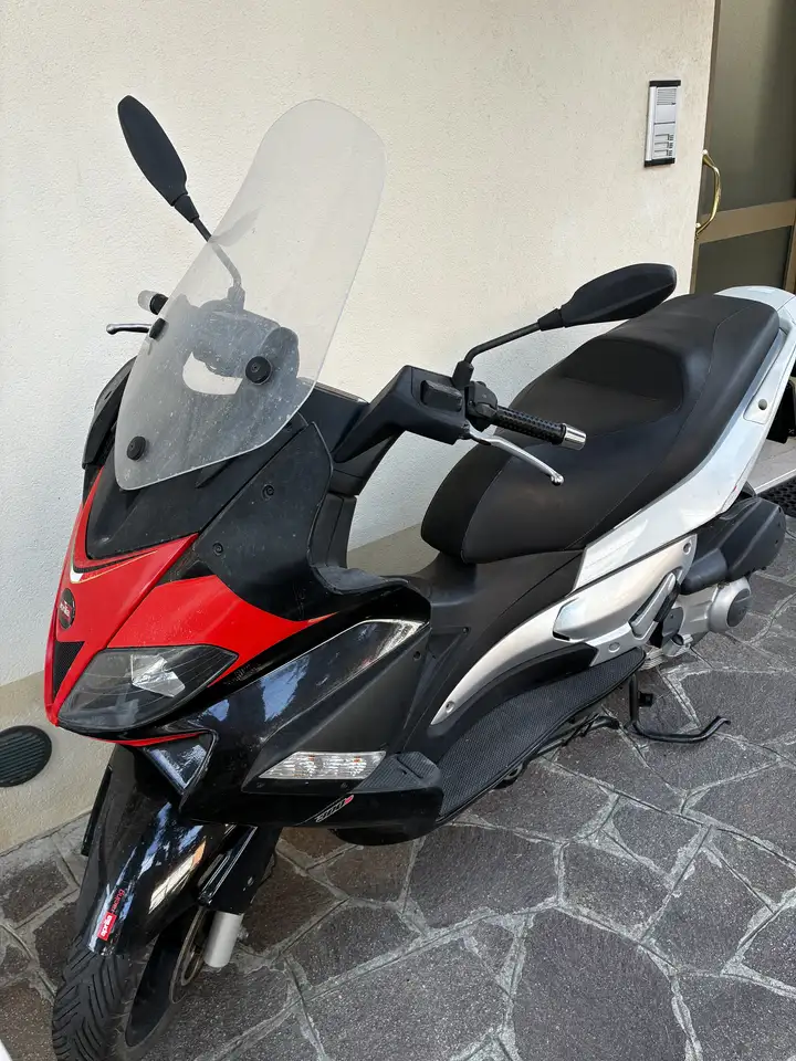 Aprilia SR Max 300