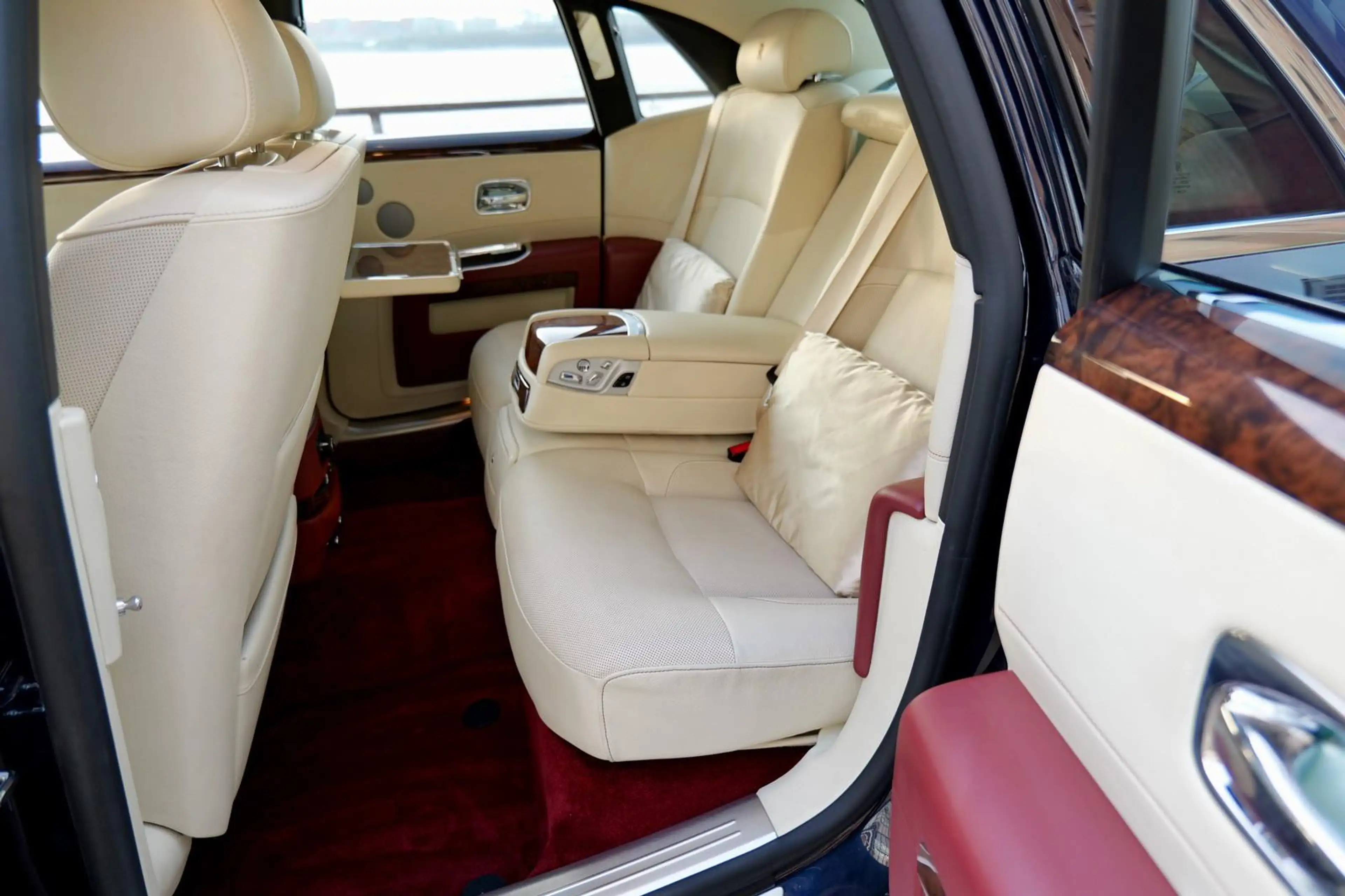 Rolls-Royce Ghost — photo 11