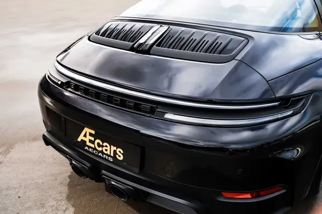 Porsche 911 view 5