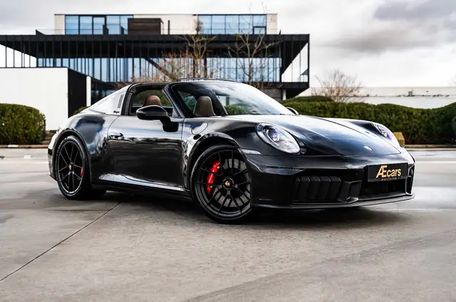 Porsche 911 view 4