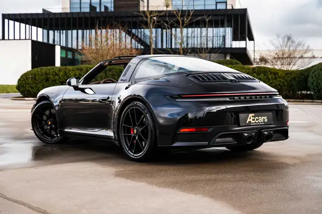 Porsche 911 view 3