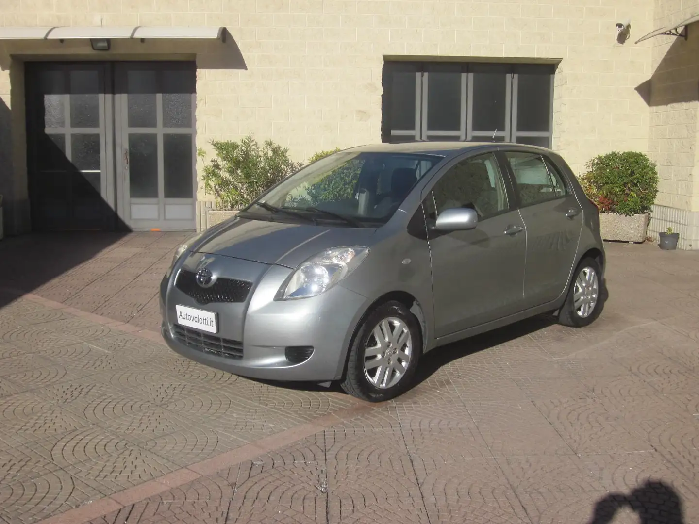 Toyota Yaris 1.0 5 porte Sol GPL 2032 Grigio - 1