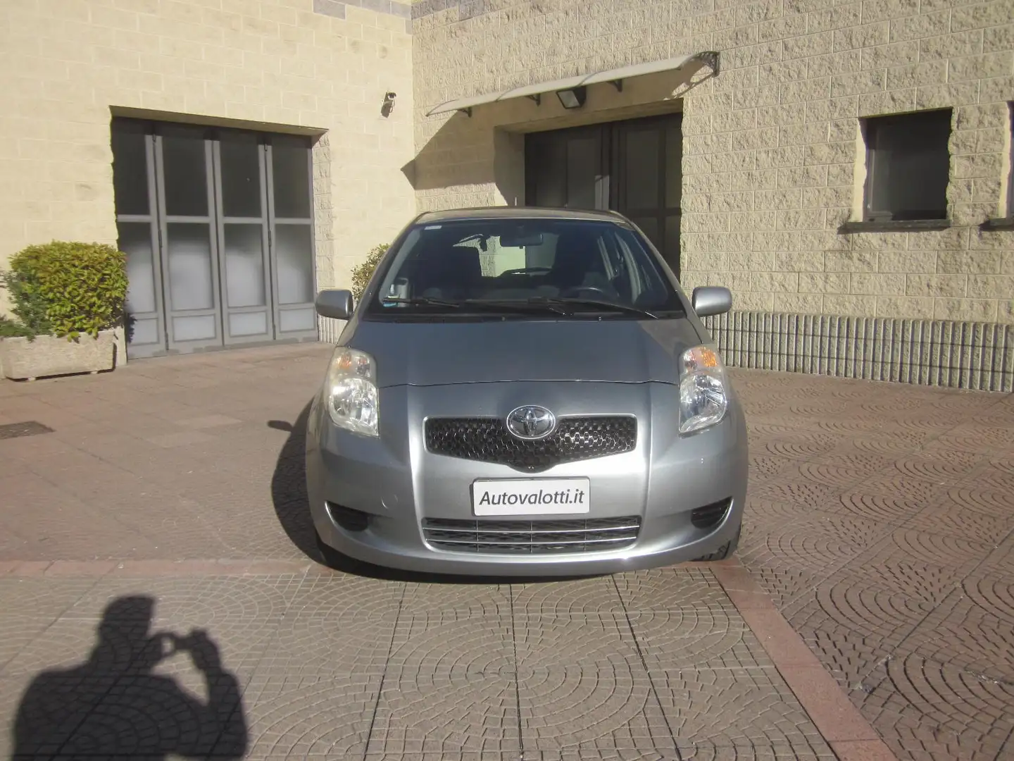 Toyota Yaris 1.0 5 porte Sol GPL 2032 Gris - 2