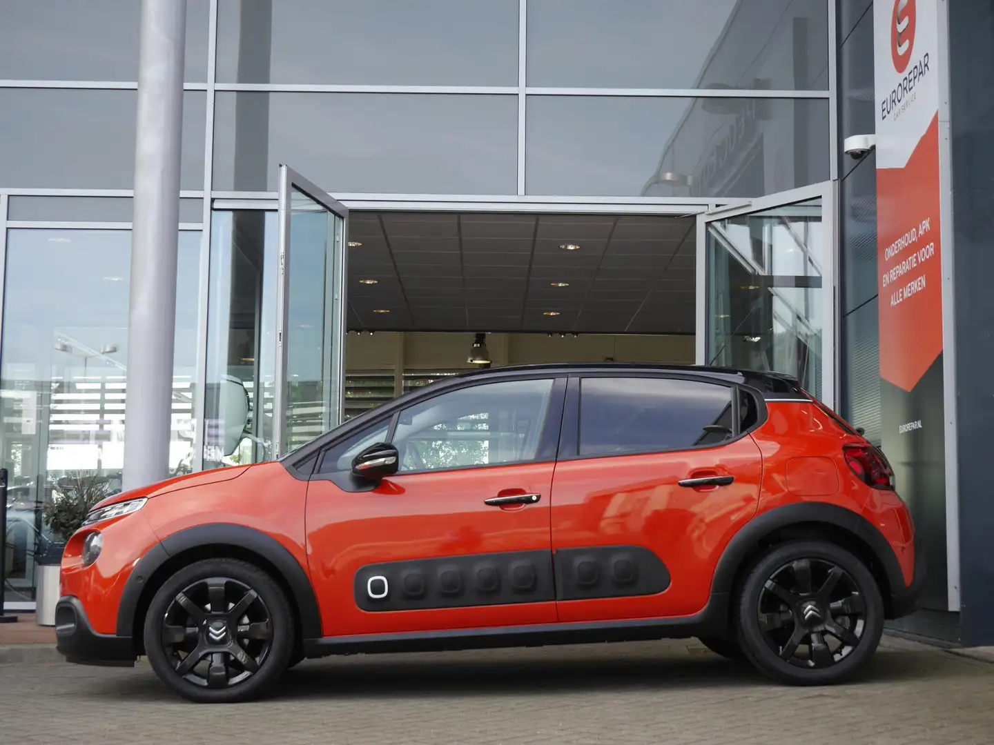 Citroen C3 1.2 PureTech Automaat Shine | Camera | Trekhaak | Orange - 2