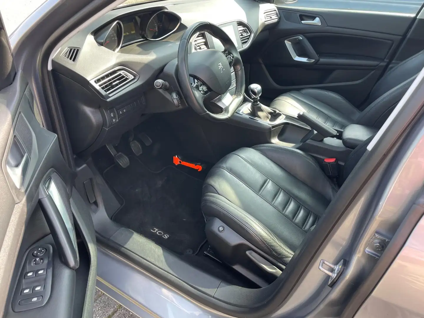 Peugeot 308 SW 1.6 BlueHDI Blue Lease Executive Pack leer pano Grijs - 2