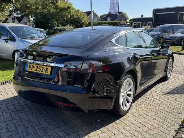 Tesla Model S view 10
