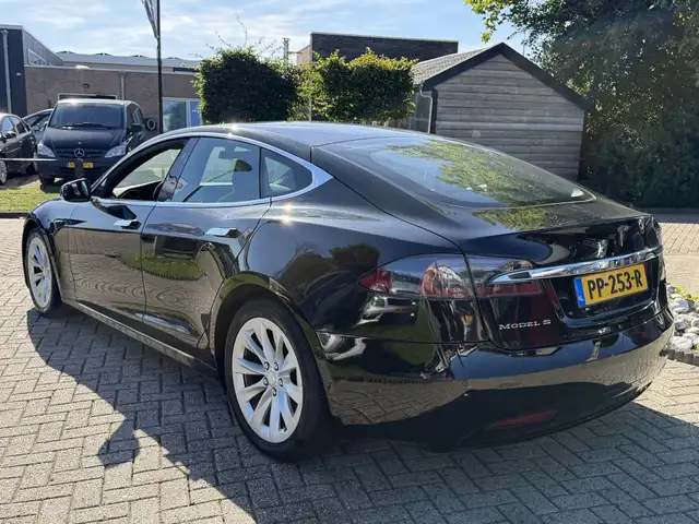 Tesla Model S view 12