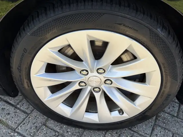 Tesla Model S view 15