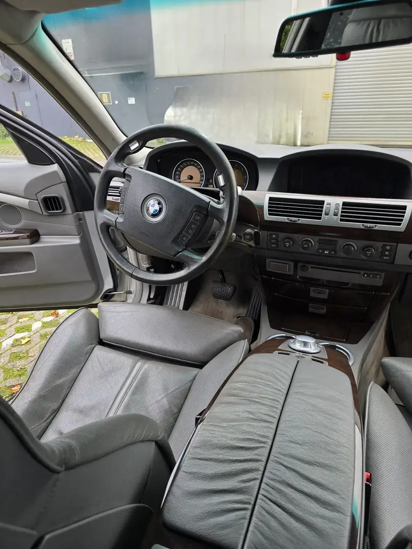 BMW 745 745i - 2