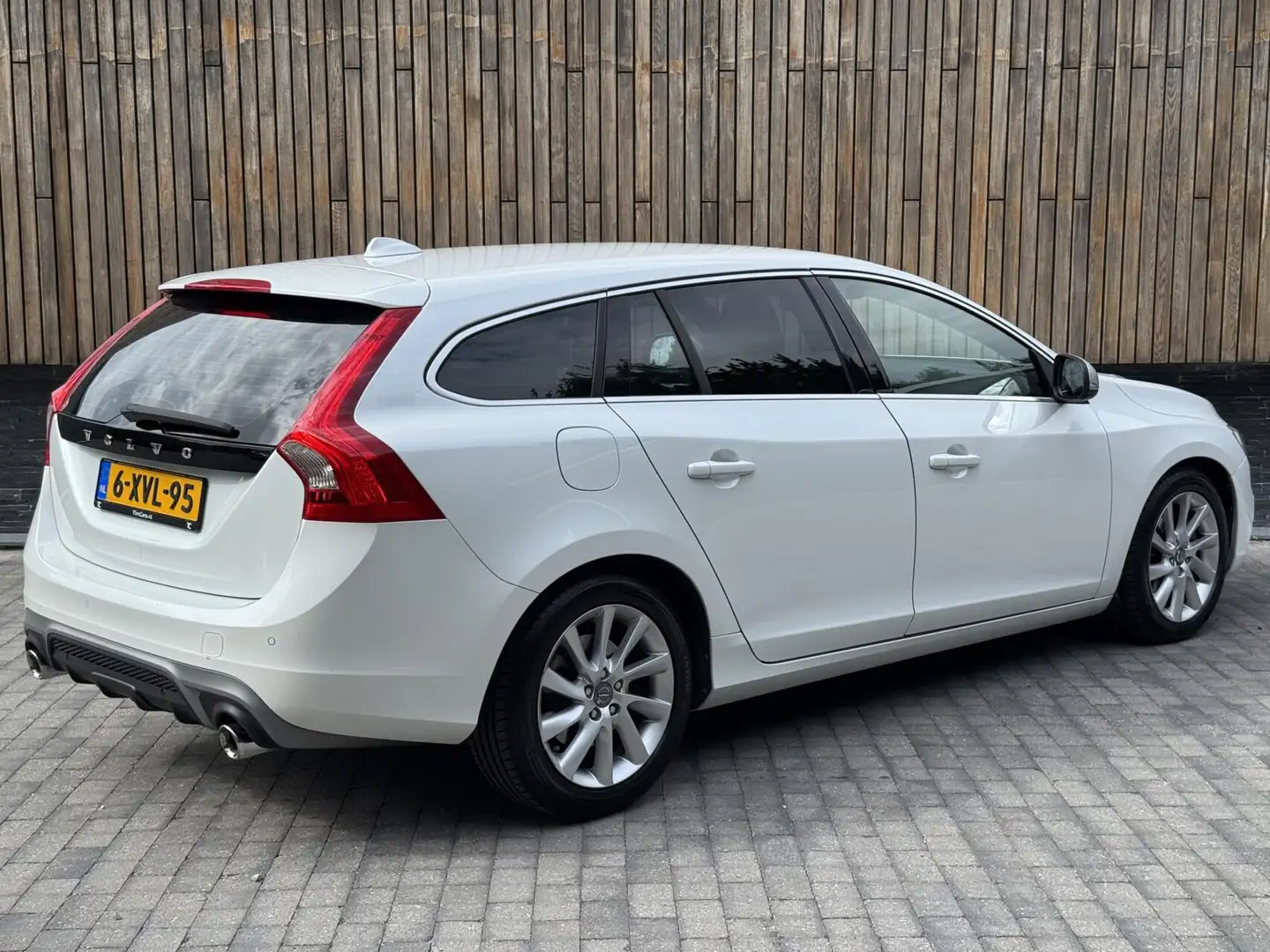 Volvo V60 2.0 D4 R-Design 181pk | Navigatie | Cruise control Weiß - 2