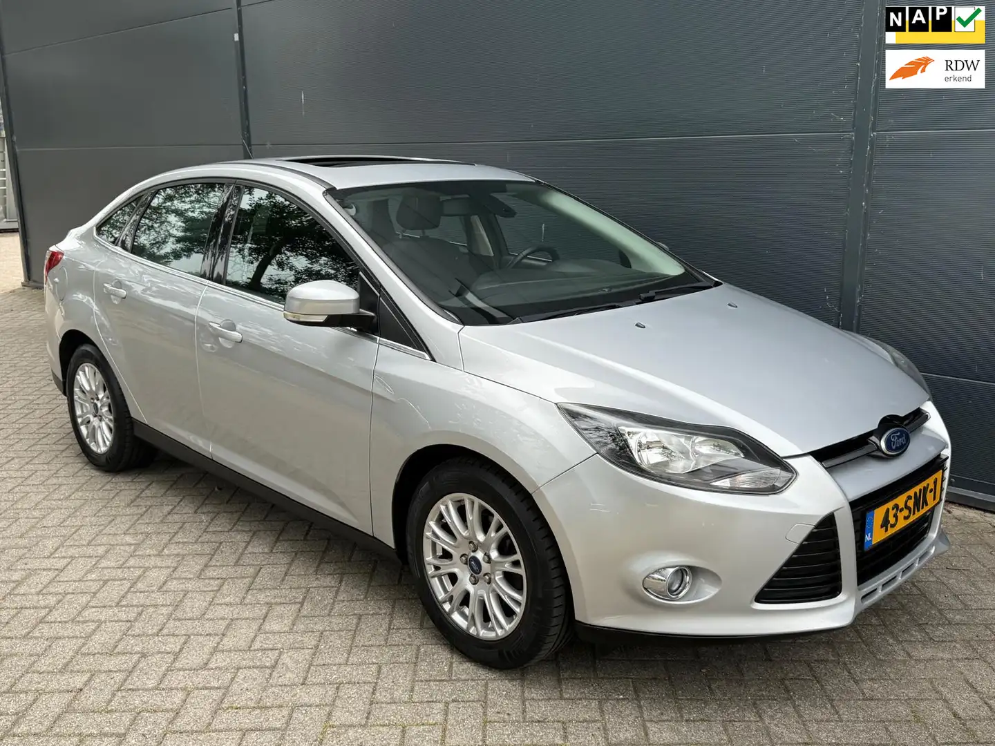Ford Focus 1.6 TI-VCT Titanium/Automaat/Navi/Airco/panoramada Grijs - 1