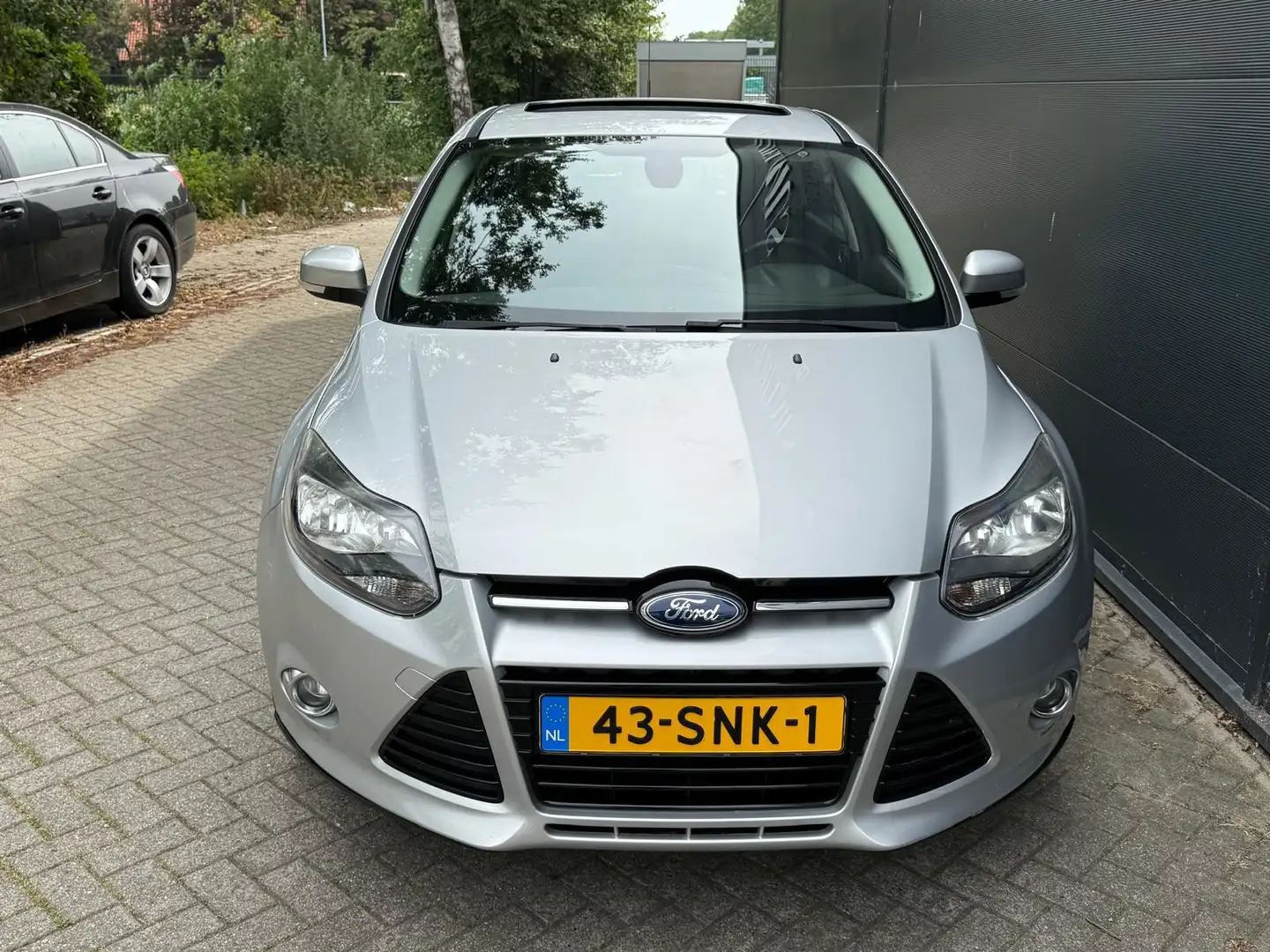 Ford Focus 1.6 TI-VCT Titanium/Automaat/Navi/Airco/panoramada Grijs - 2