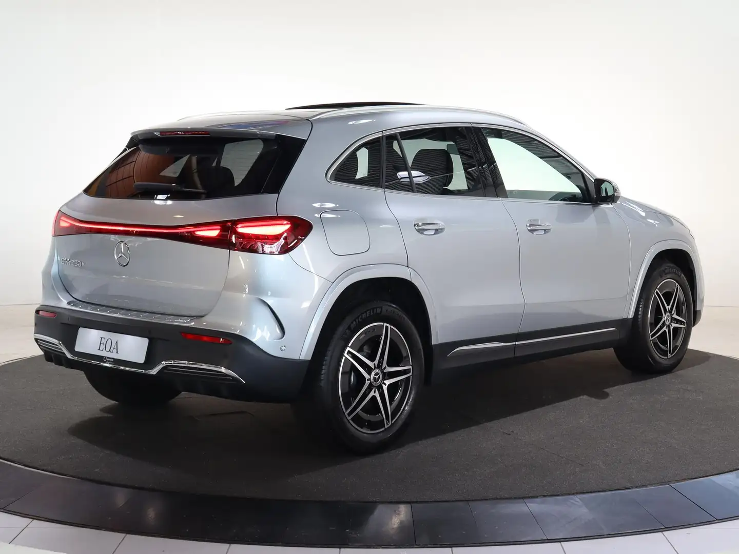 Mercedes-Benz EQA 250 250+ AMG 71 kWh | Panoramadak | Memory stoelen | 3 Argent - 2
