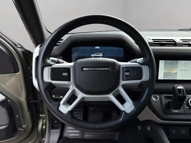 Land Rover Defender 110 view 15