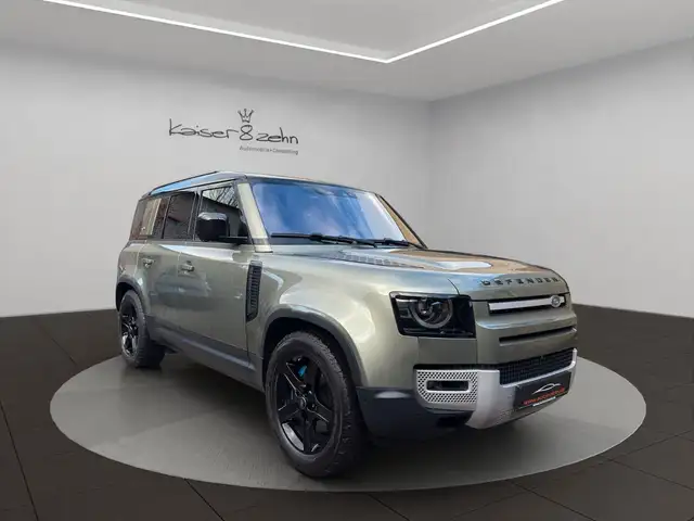 Land Rover Defender 110 view 3