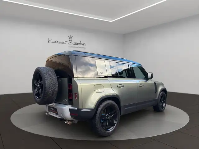 Land Rover Defender 110 view 8
