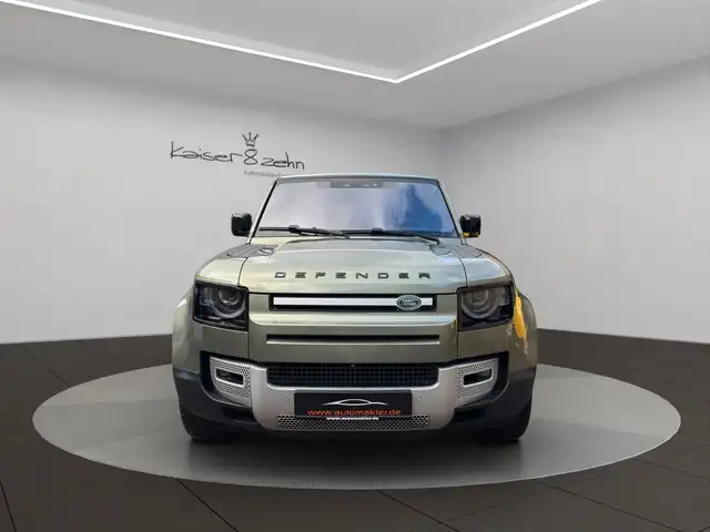 Land Rover Defender 110 view 4