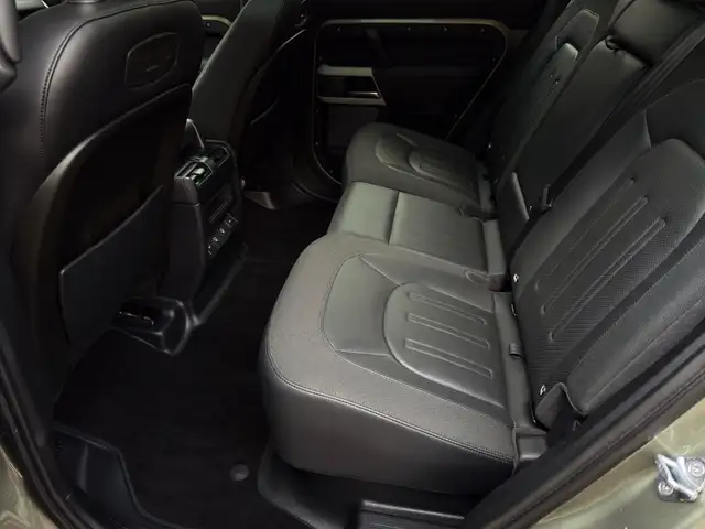 Land Rover Defender 110 view 14