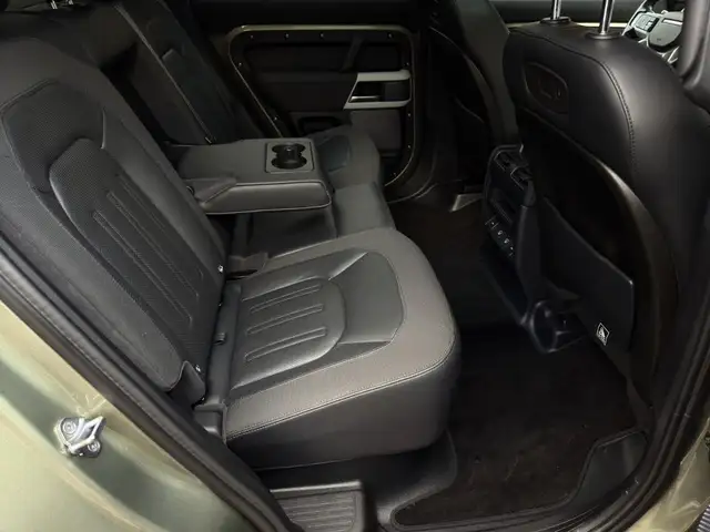 Land Rover Defender 110 view 13