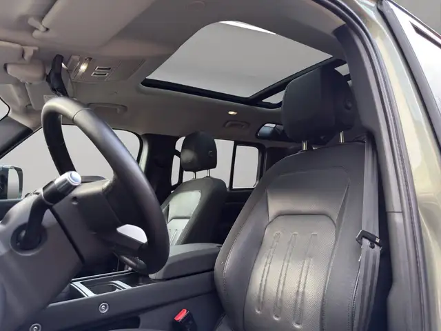 Land Rover Defender 110 view 12