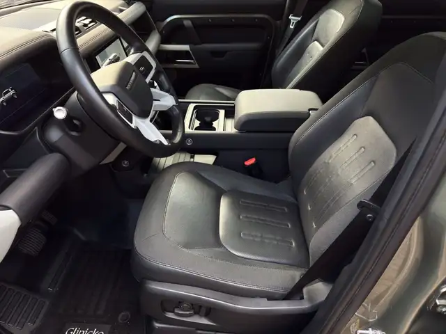 Land Rover Defender 110 view 10
