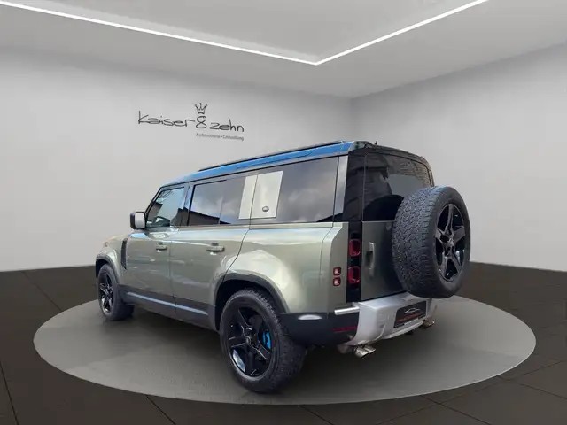 Land Rover Defender 110 view 6