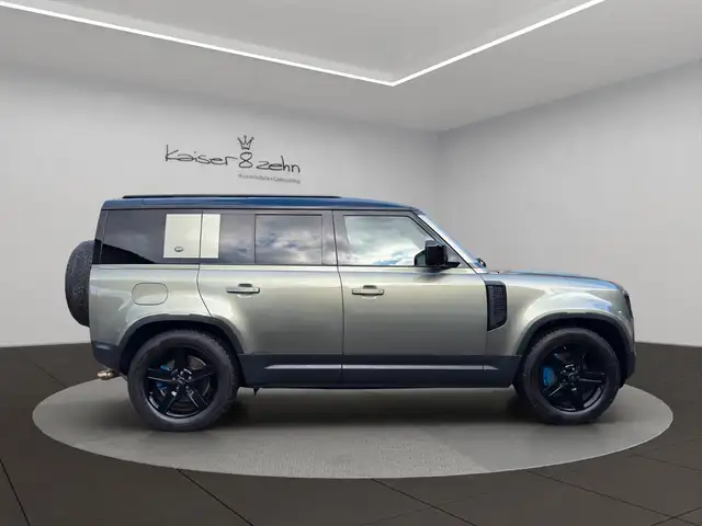 Land Rover Defender 110 view 5