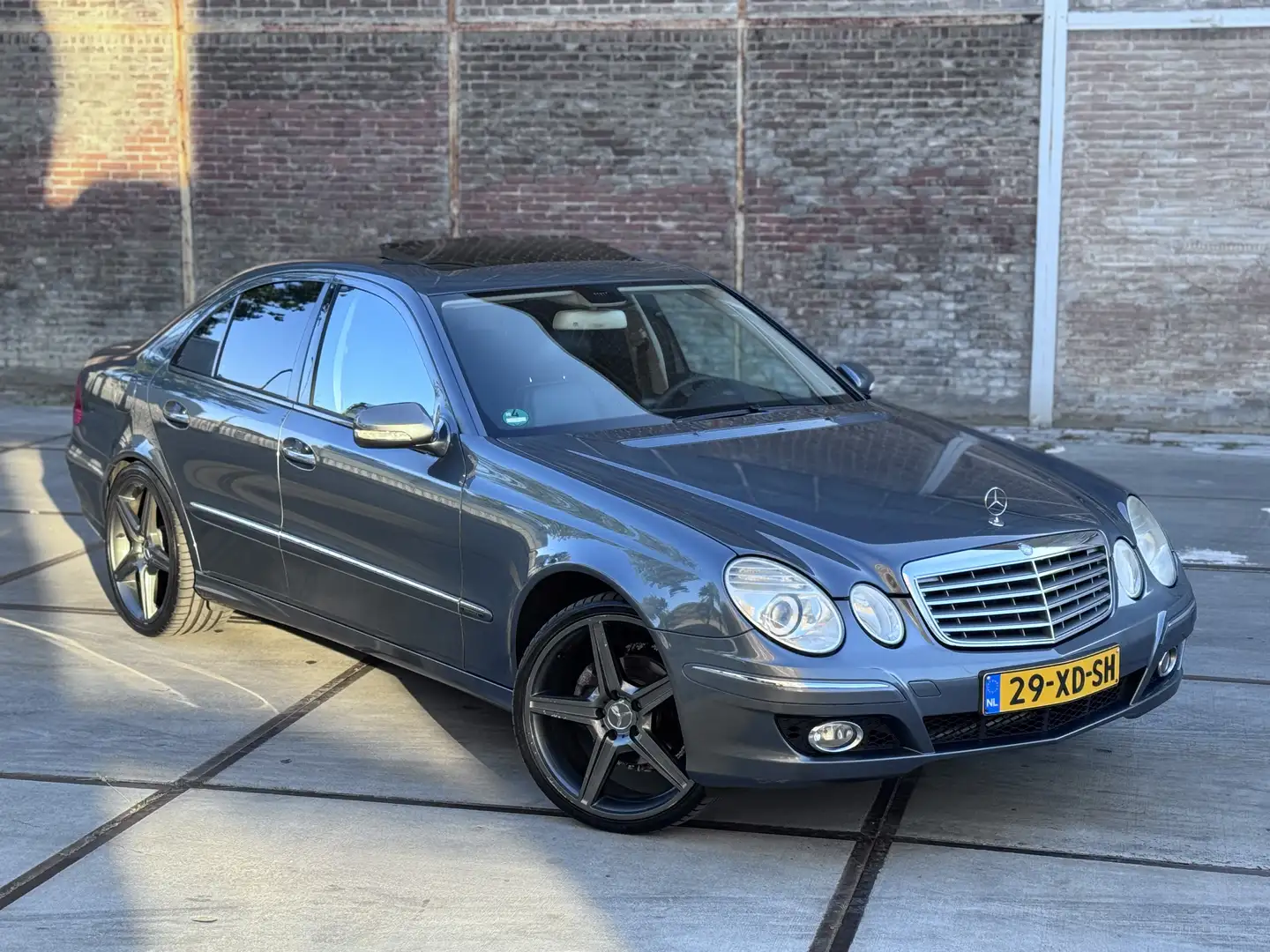 Mercedes-Benz E 280 V6 Benzine | 20” AMG velgen | Youngtimer | Aut Grijs - 1