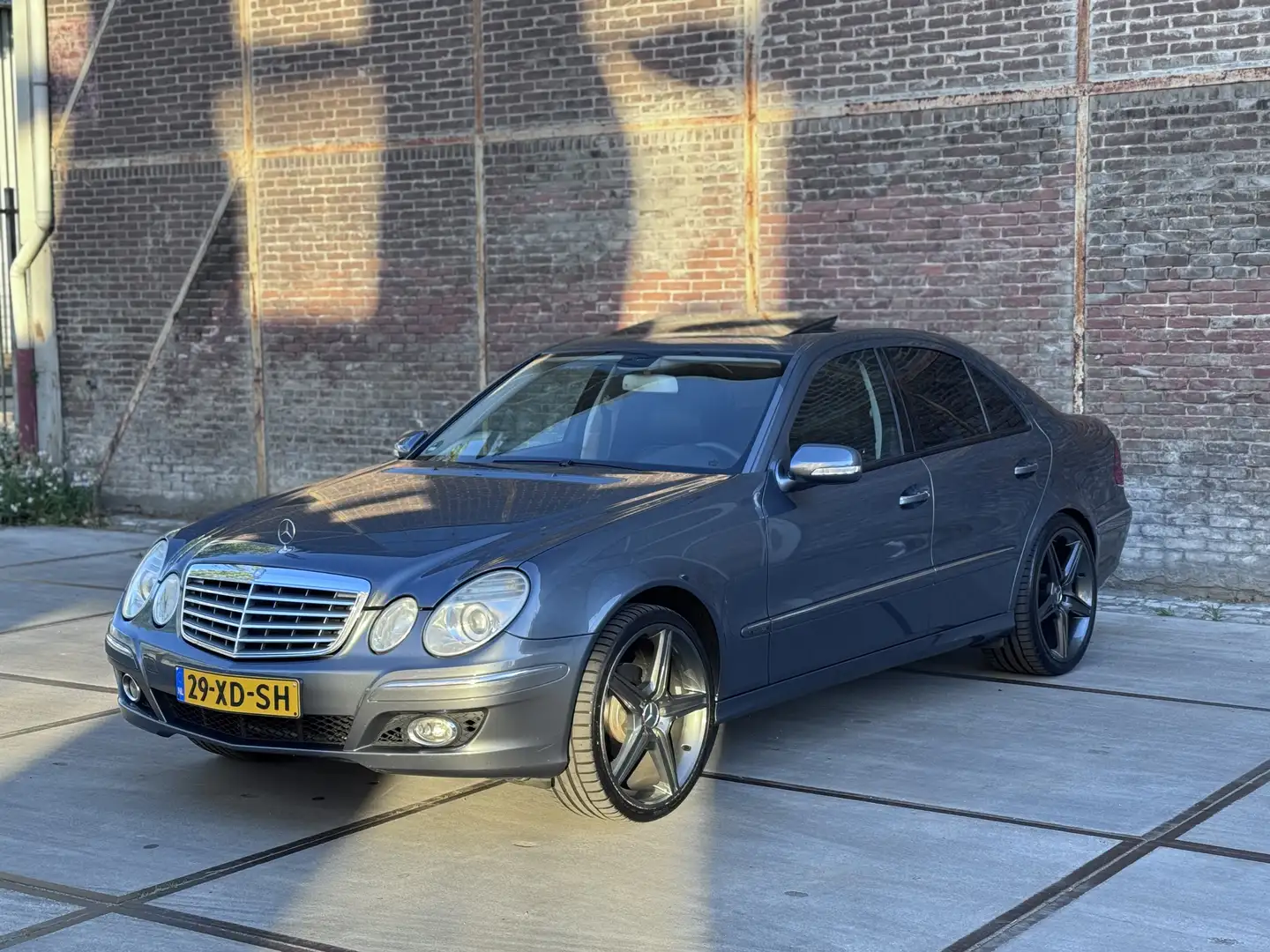 Mercedes-Benz E 280 V6 Benzine | 20” AMG velgen | Youngtimer | Aut Grijs - 2