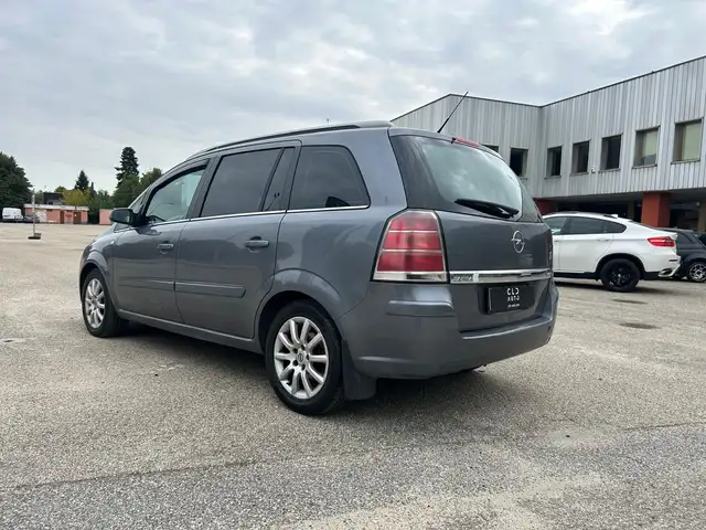 Opel Zafira view 2