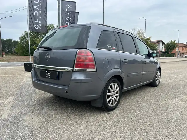 Opel Zafira view 4