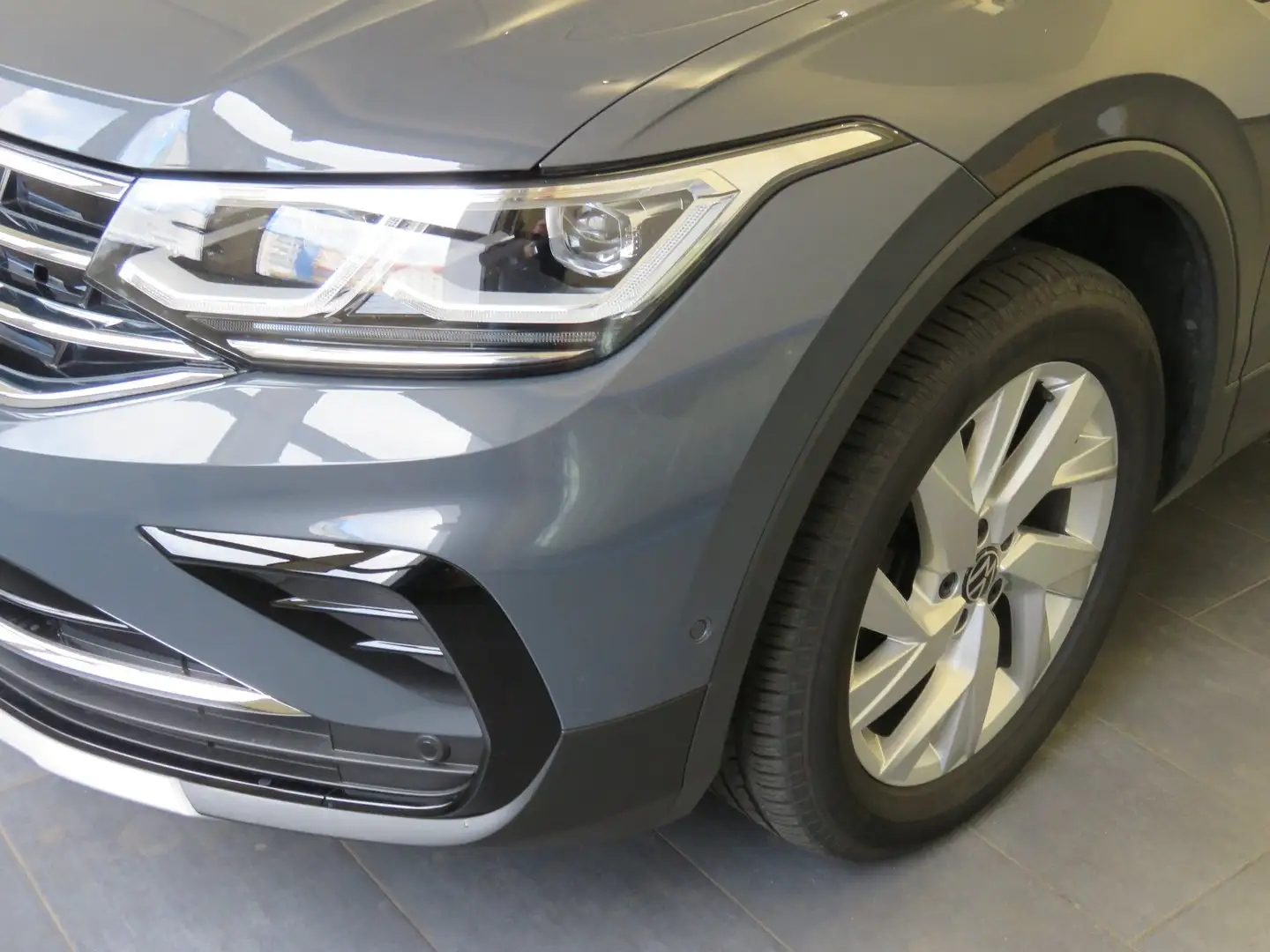 Volkswagen Tiguan Elegance TDI SCR 4MOTION DSG Grau - 2