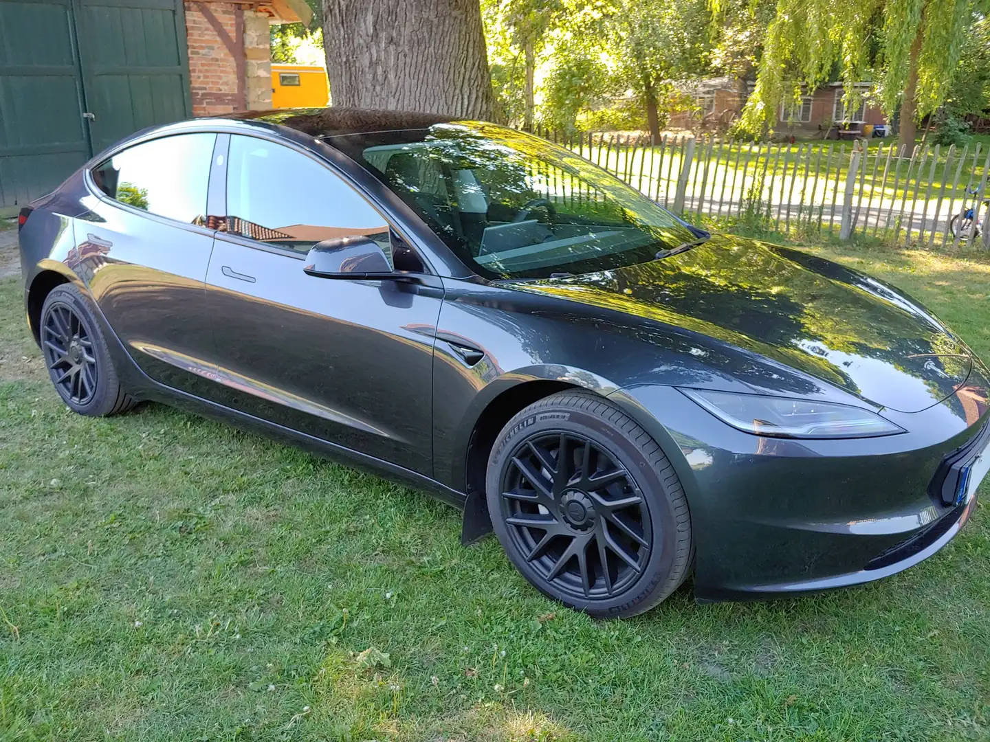 Tesla Model 3 Highland stealth grey met. 33.605 EUR Netto Gris - 2